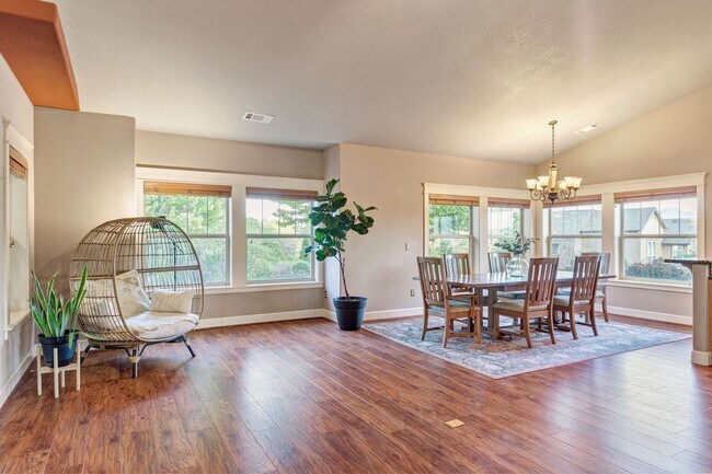 Building Photo - NW Grants Pass, Class, Style and Views!!!