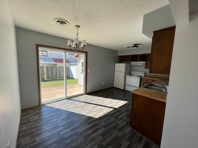 Building Photo - 110 Country Villa Ln