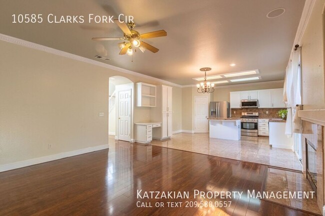 Building Photo - Charming 4-Bedroom Home in Spanos Park Wes...