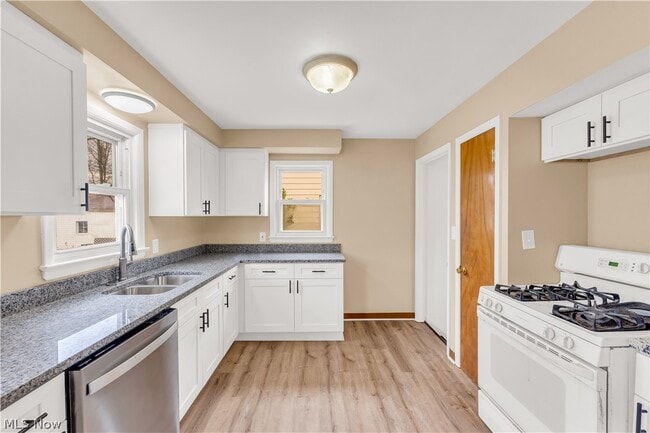 Building Photo - 655 E 240th St