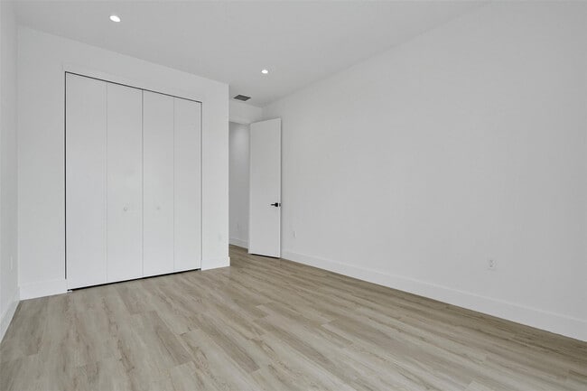 Building Photo - 606 SW 7th Ave