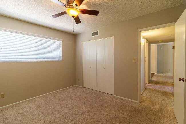 Building Photo - Nice 2 bedroom 1.5 bath in a nicely locate...