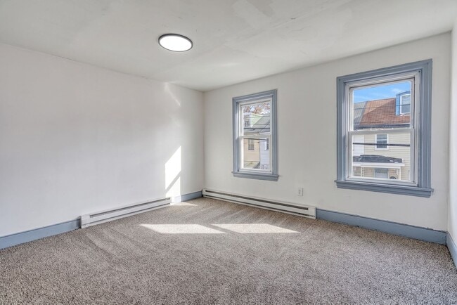 Building Photo - Newly Renovated 3 bedroom, 1 bedroom townhouse