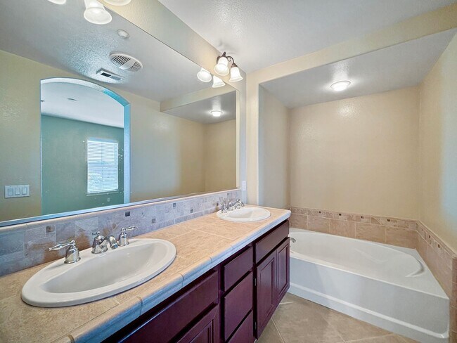 Building Photo - Bright 2BD/2BA Townhouse in Serra Mesa with Balcony, Fireplace & Resort-Style Amenities