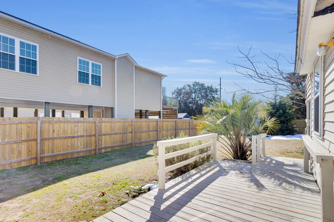 Building Photo - 2107 Bay St