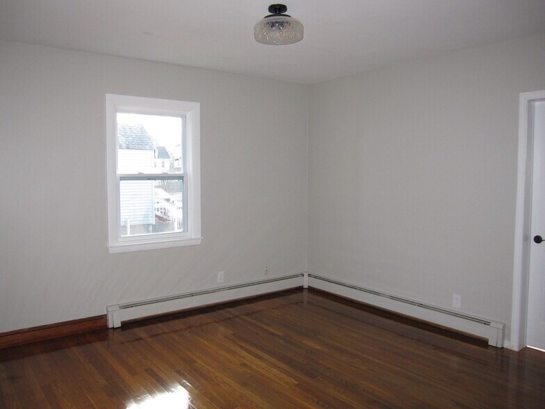 Building Photo - 366 Hollis St