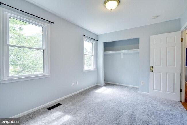 Building Photo - 618 Worchester St