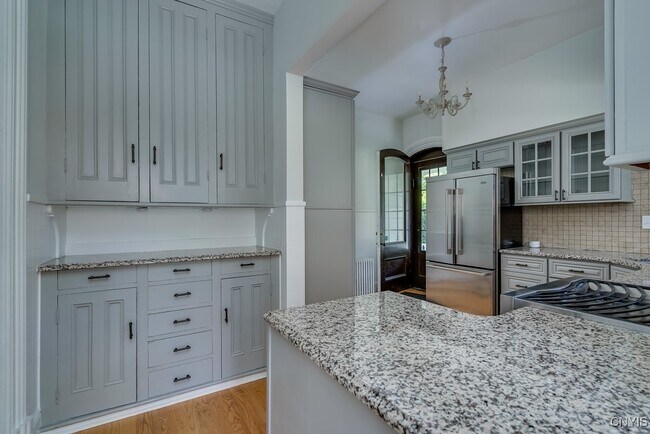 Building Photo - 160 Ten Eyck St