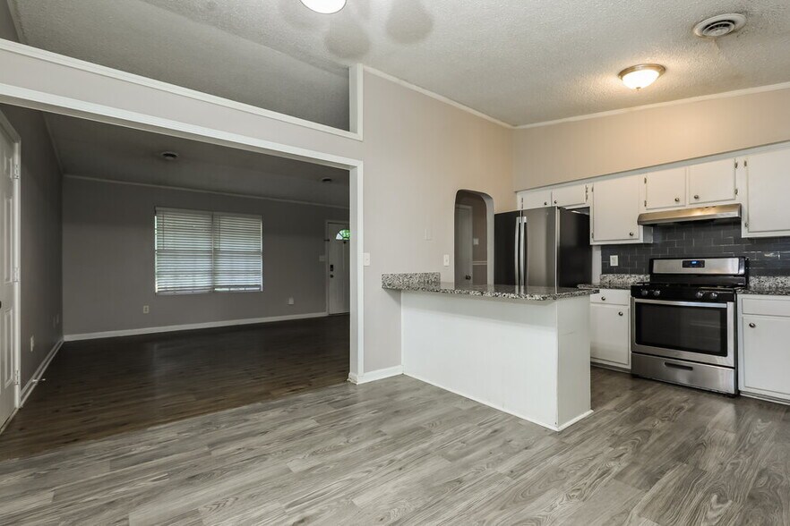 Building Photo - 8450 N Pond Dr