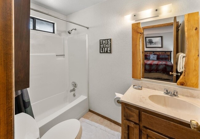 Building Photo - SKI LEASE: Ranch Home with Garage & Gas Fireplace!