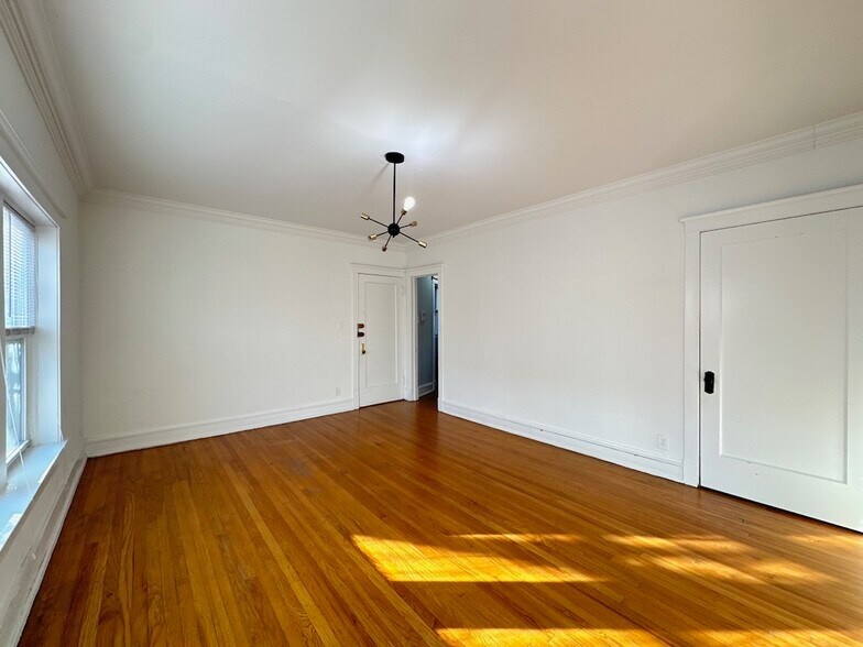 Building Photo - 2306 W Wilson Ave