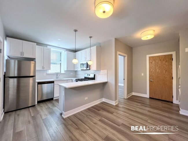 Building Photo - 1 bedroom in CHICAGO IL 60613