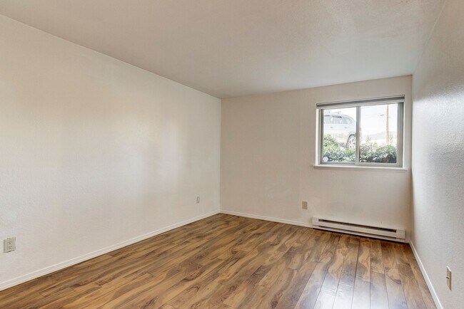 Building Photo - 2 Bedroom Downstairs Condo with Washer/Dry...