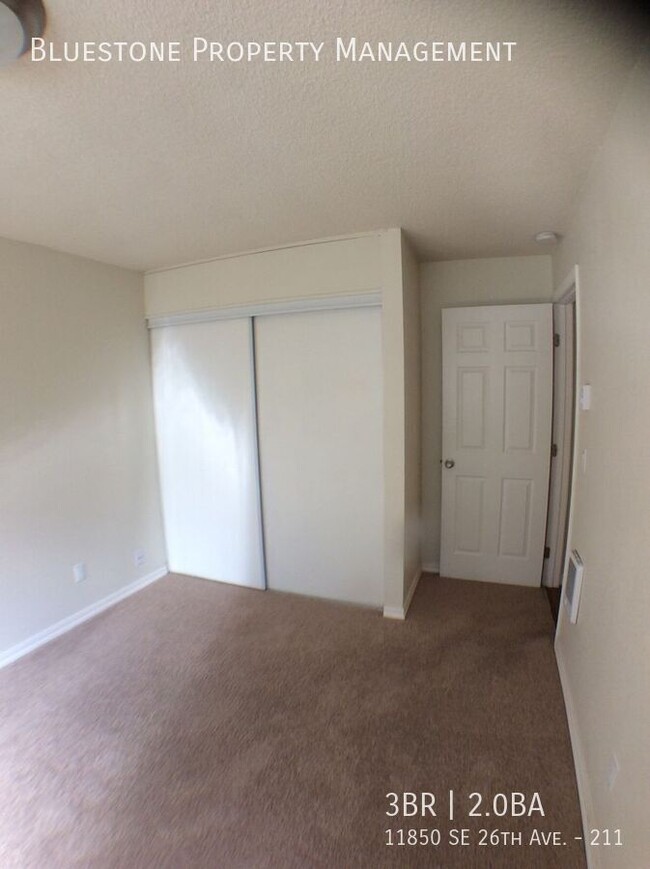 Building Photo - 2nd Floor 3 bedroom/2 bath.  Available app...