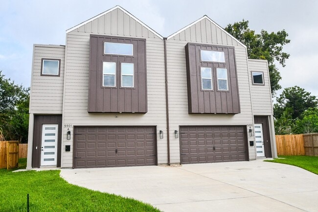 Building Photo - 5901 Crest Ct