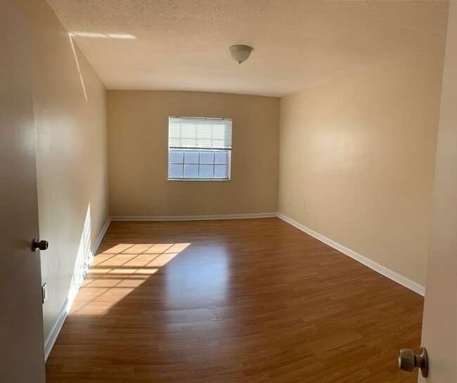 Building Photo - 2nd story, 2/1, updated unit on the Winter Park/Maitland border!!