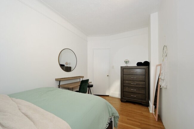 Building Photo - 400 W 47th St