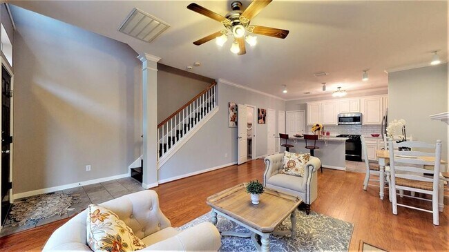 Building Photo - 2104 Gillette St