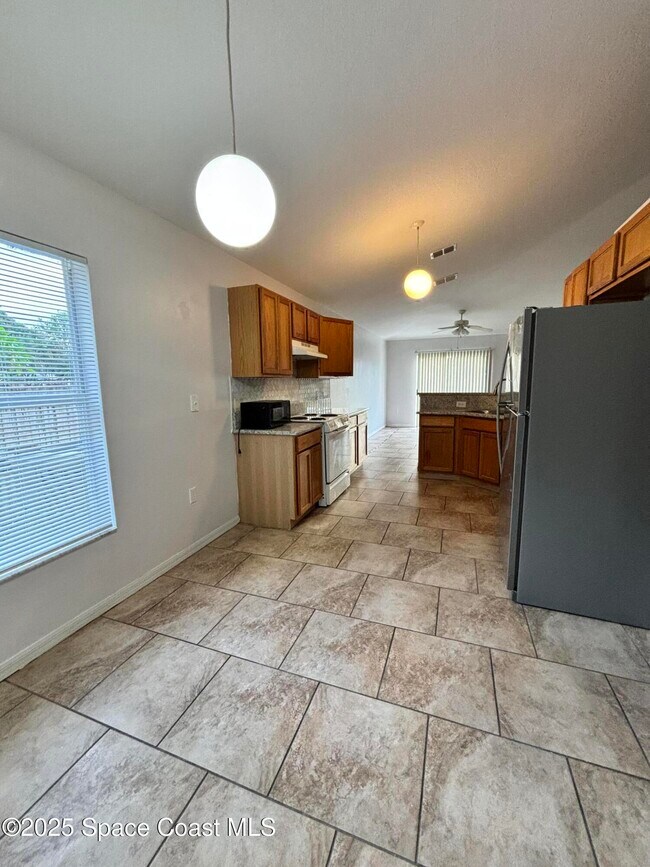 Building Photo - 1064 Helena Ave NW