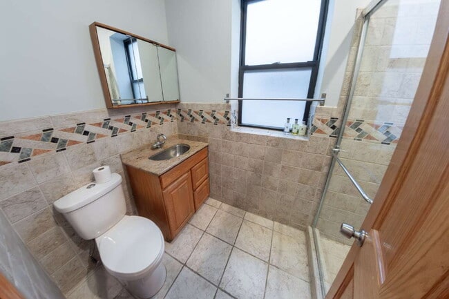 Building Photo - 3-Bedroom Apartment in Ukrainian Village / Humboldt Park!