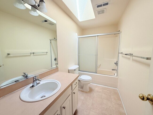 Building Photo - Beautiful 3 Bedroom Beaverton Home with New Carpet and Large Fenced in Backyard!