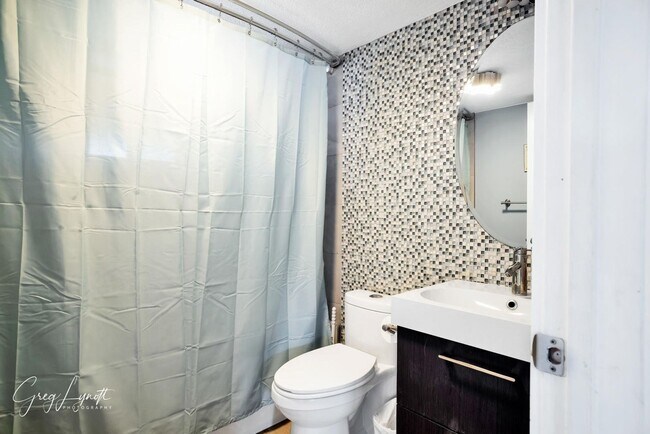 Building Photo - 322 Hillcrest Cir