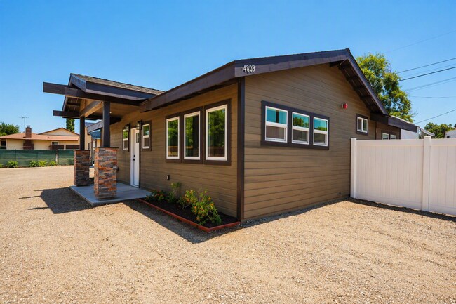 Building Photo - 4805 Charlotte Way