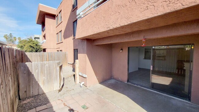 Building Photo - 2 bed/ 1 bath with big Backyard in Escondido
