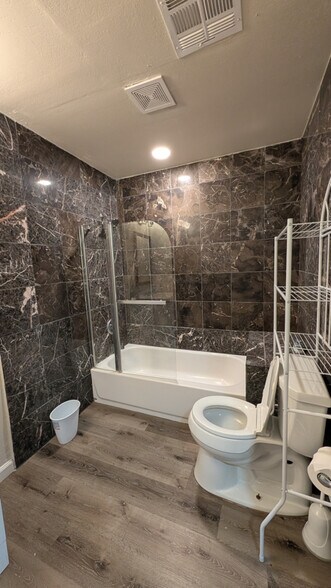 Building Photo - 1004 NE 28th St