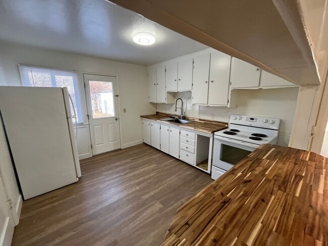 Building Photo - 2923-2925 Poly Dr