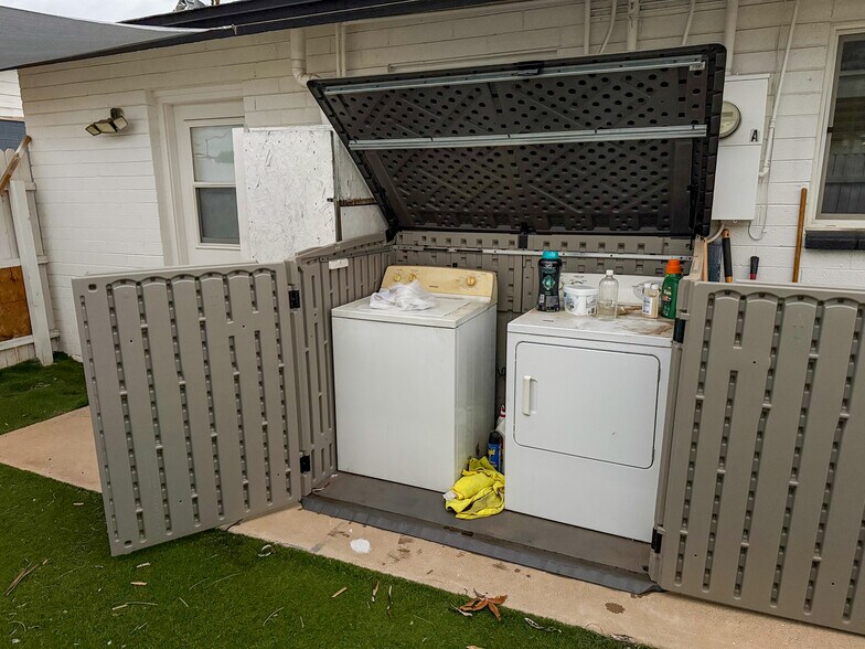 Backyard laundry - 4615 N 14th St