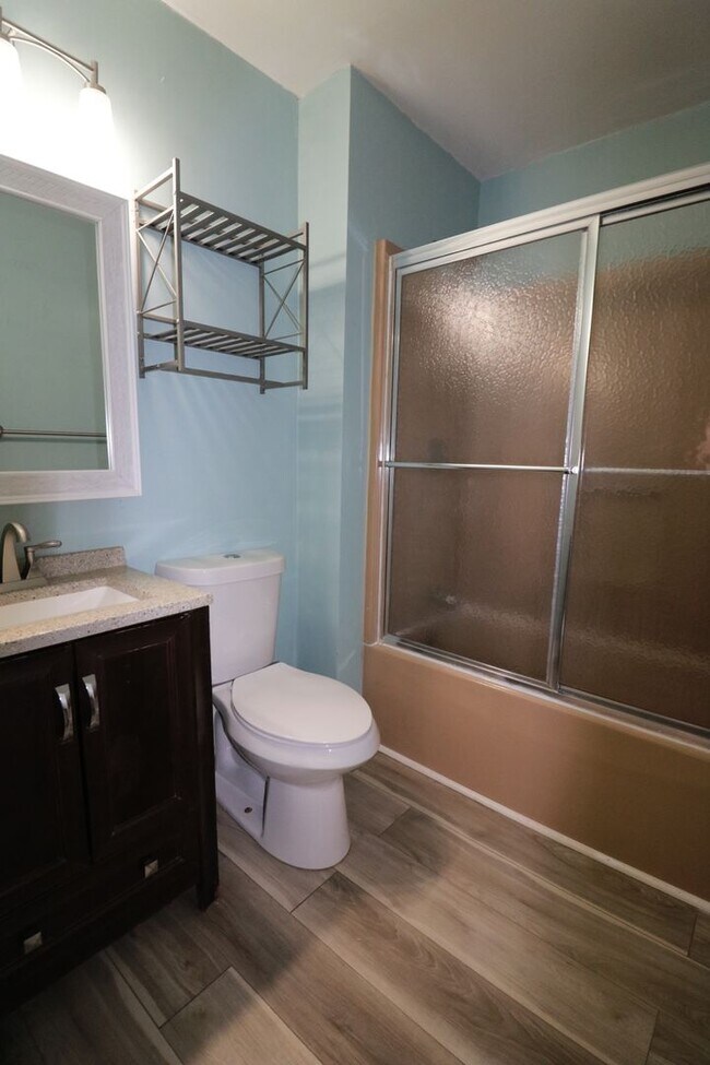 Building Photo - Awesome 4 bedroom home located just a short walk from Campus and Bill Snyder Family Stadium!