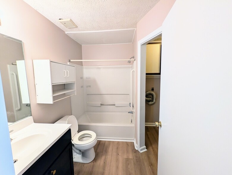 Hall bath with attached laundry room - 110 W White Hawthorne Dr