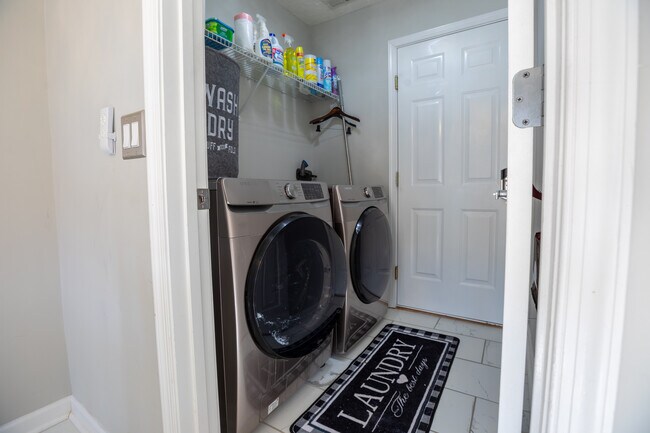 Building Photo - 5464 Daniel Ray Dr