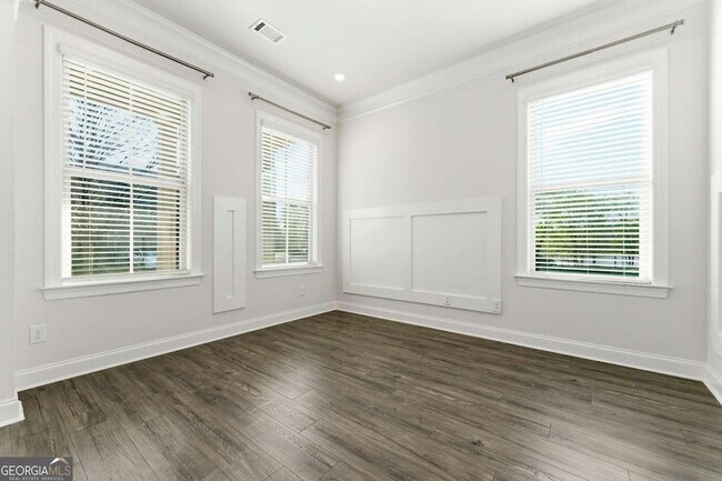 Building Photo - 2025 Abbey Rd