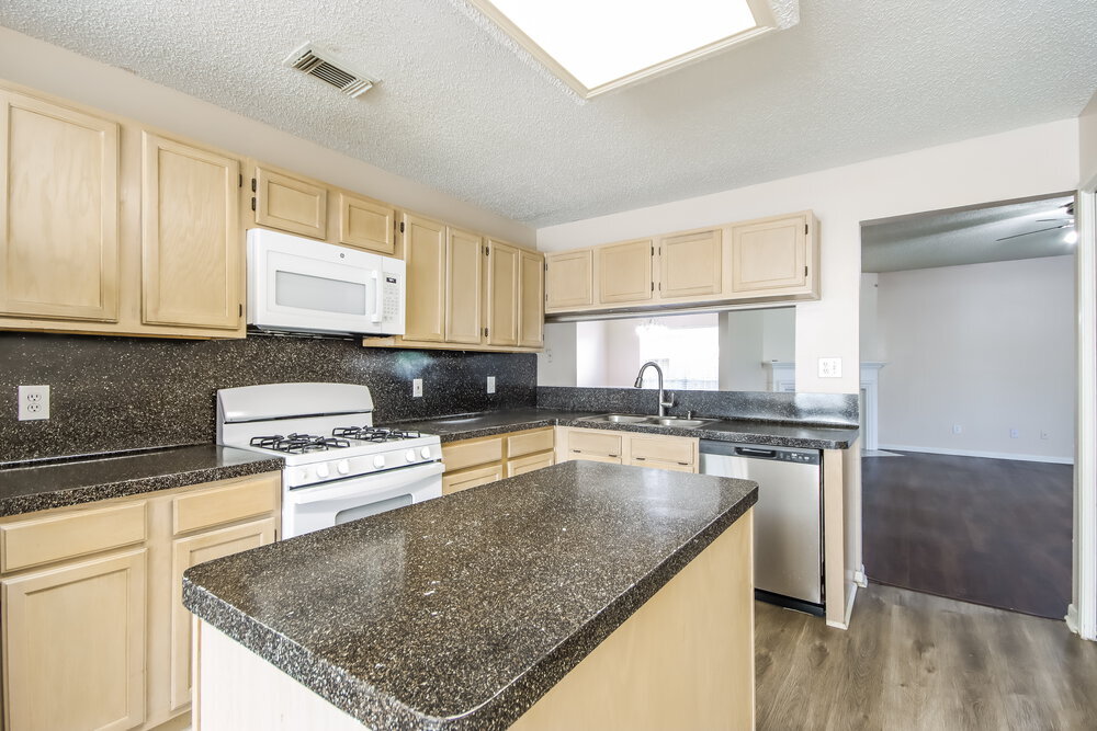 Building Photo - 7131 Maple Walk Dr