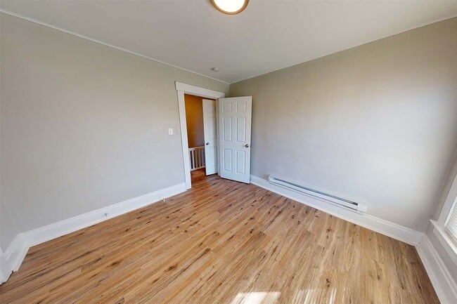 Building Photo - Newly Updated Duplex in Middletown!