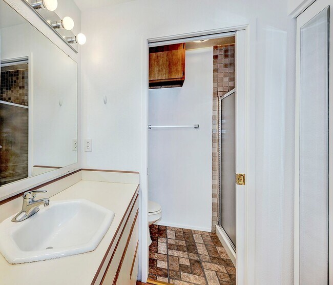 Building Photo - 2 bed 1.75 bath Apartment in Seattle