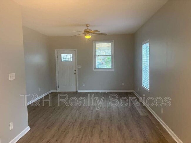 Building Photo - 731 N Arnolda Ave