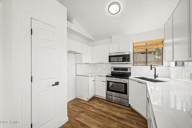 Building Photo - 921 S Val Vista Dr