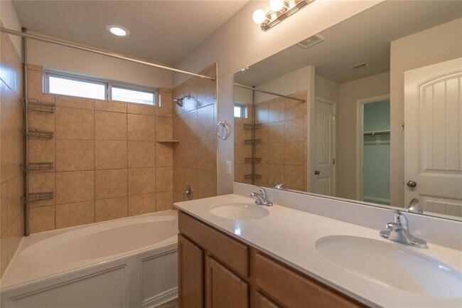 Building Photo - 310 Hyltin St