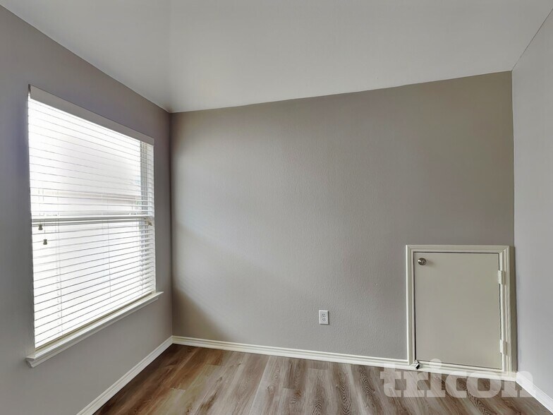 Building Photo - 5805 Paloma Blanca Dr
