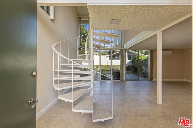 Building Photo - 4171 Del Mar Ave