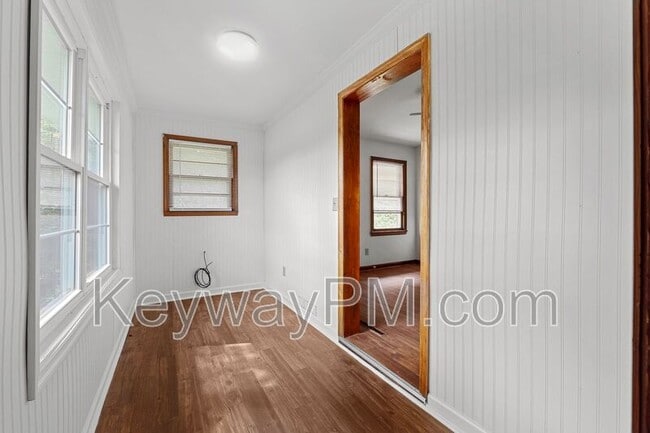 Building Photo - 1457 Columbia Hwy N