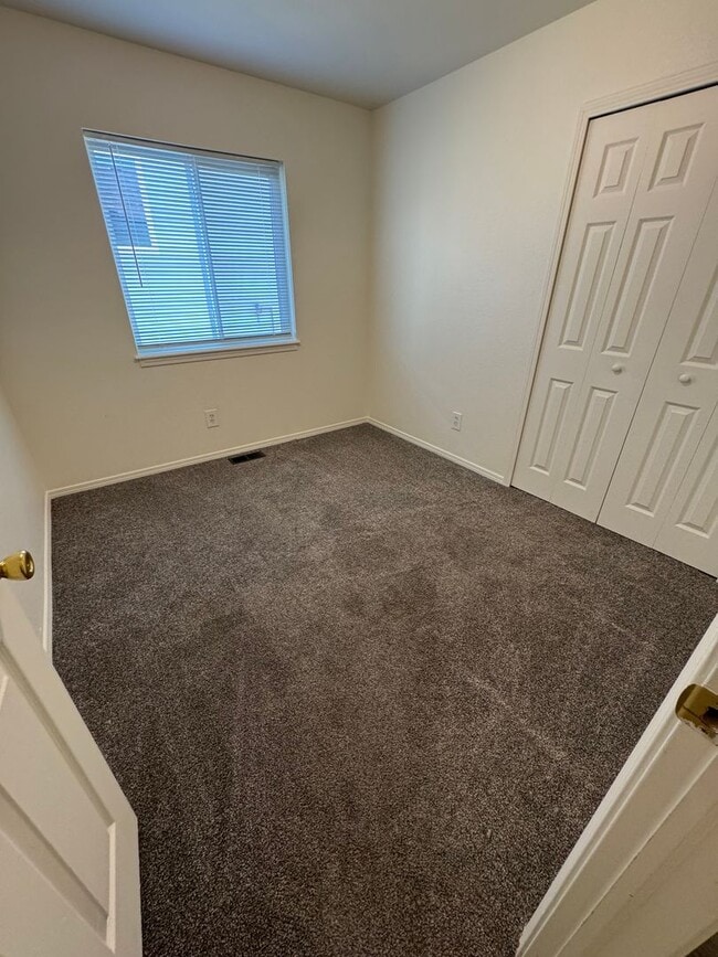 Building Photo - Beautiful 4 bedroom house avail 6/12
