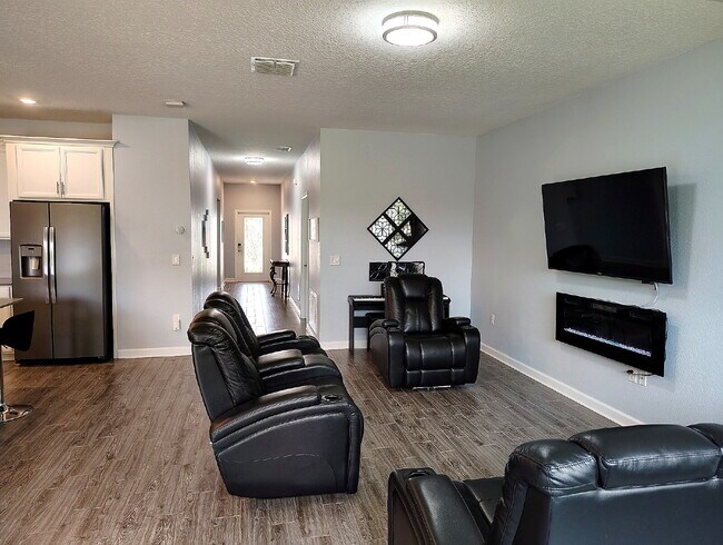 Building Photo - "Resort-Style Living in Davenport: Spacious 4-Bedroom Home with Solar Panels, Internet Included &...