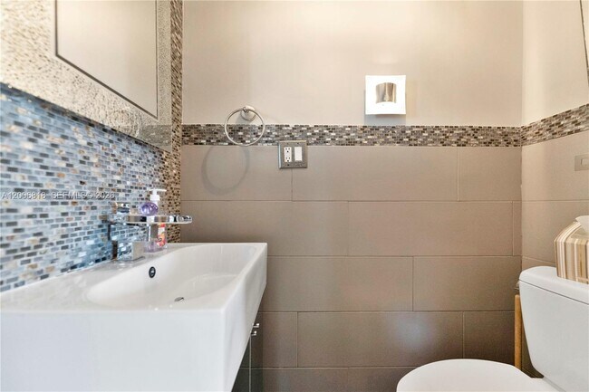 Building Photo - 5555 Collins Ave