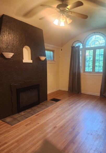 Building Photo - 6171 Kingsley Dr