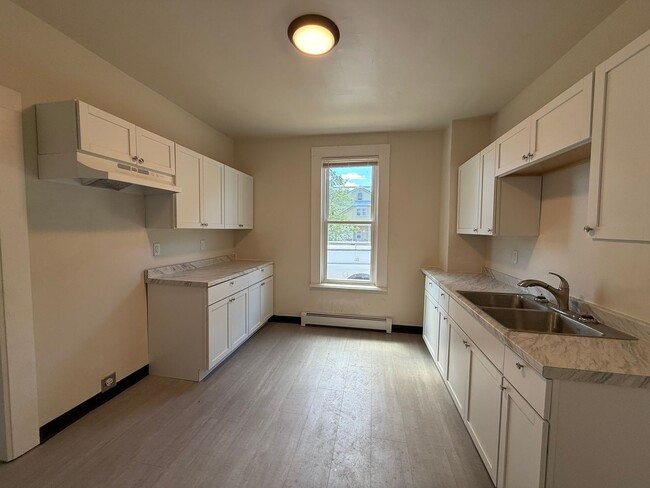 Building Photo - 5 Bed 2 Bath Single Family Home- Shawano Wi