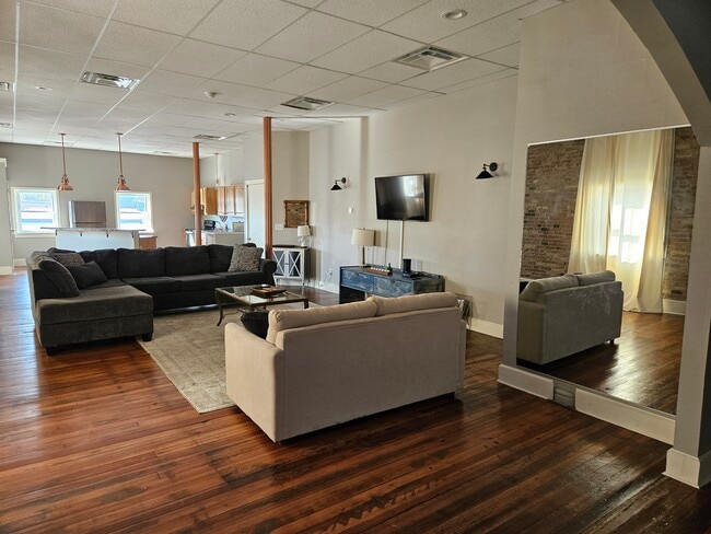 Building Photo - 301 Broadway